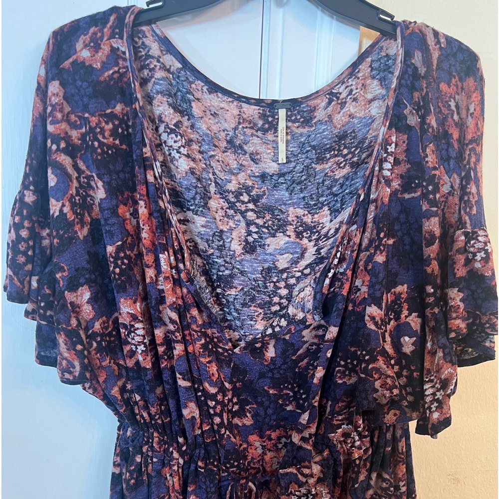 Free people- blouse. Size S.  Loose with wide sleeves with adjustable belt.